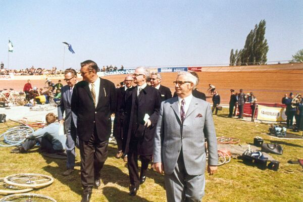1971 Eröffnung der Radrennbahn mit NRW-Innenminister Willi Weyer (l.)  und Bürgermeister der Gemeinde Büttgen, Eduard Klüber (r.), dahinter v.l. Gemeindedirektor Arnold Möllmann, Hermann Dropmann und Peter Kirchhartz; Foto: (c) Egon W. Vossen