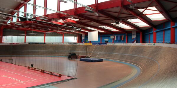 Blick vom Bahnrand der Zielgeraden zur Steilkurve; Foto: (c) Frank Ahlert